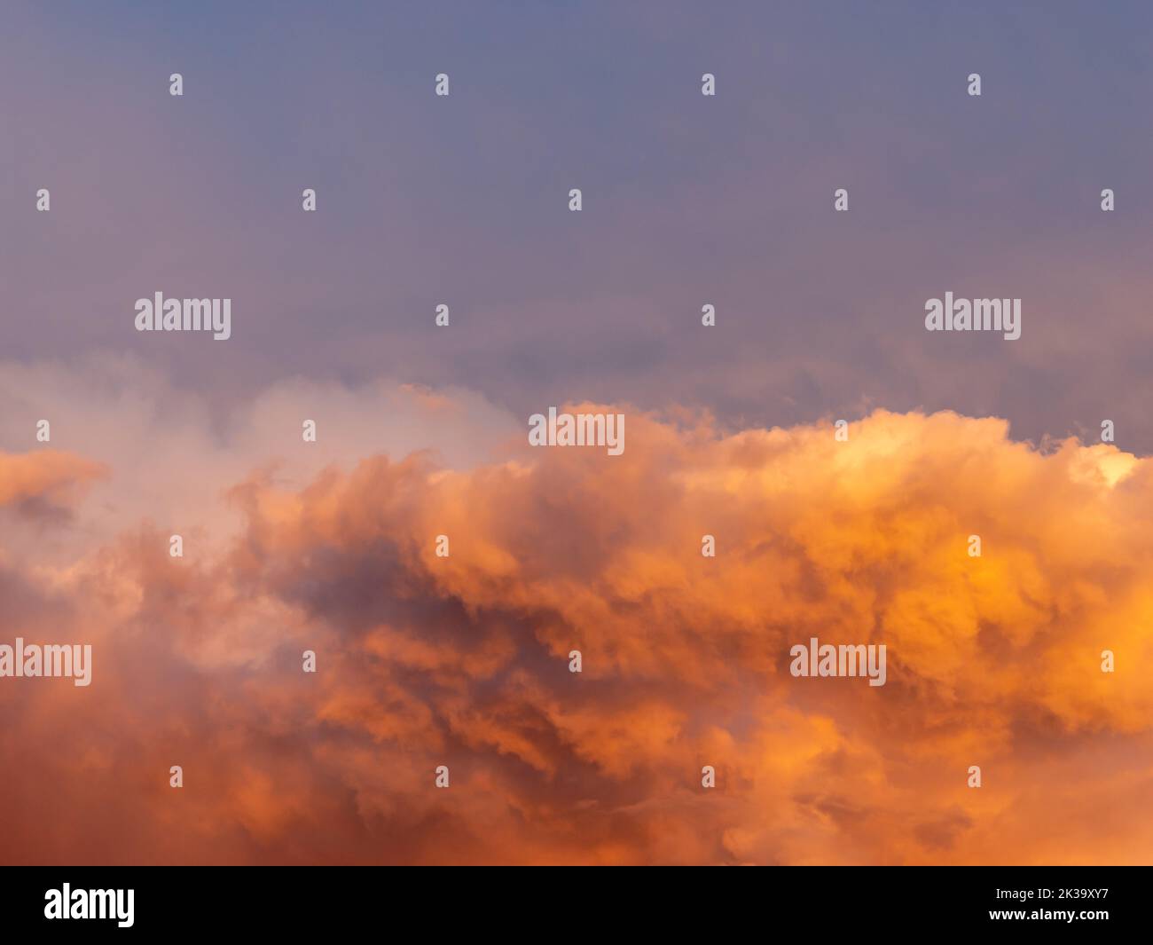 Farbenfrohe orangene Gewitterwolken bei Sonnenuntergang. Nahaufnahme einer wunderschönen Wolkenlandschaft in der Natur. Natürliches Wetterphänomen am Himmel. Stockfoto