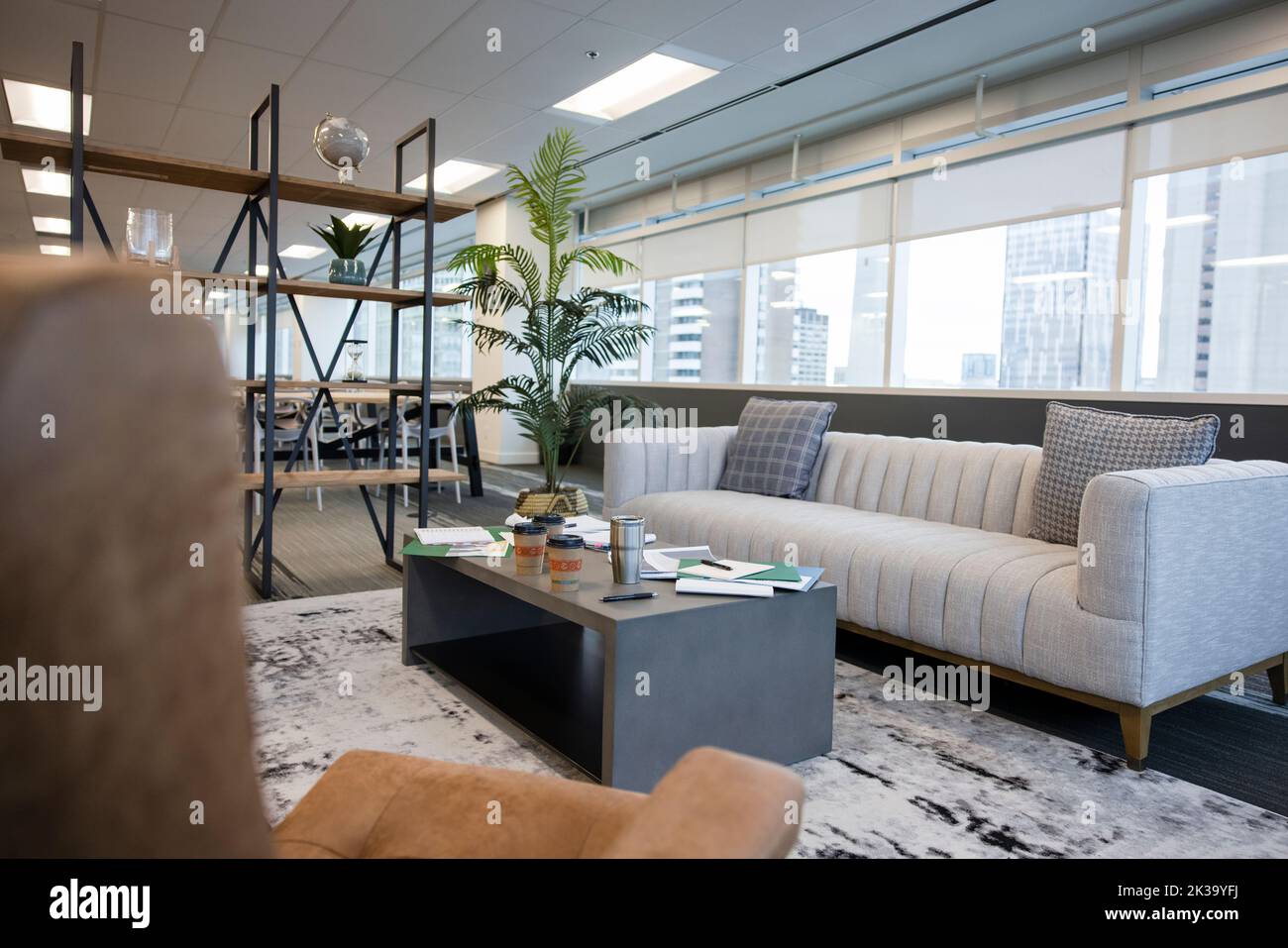 Moderner Bürobereich mit Möbeln Stockfoto