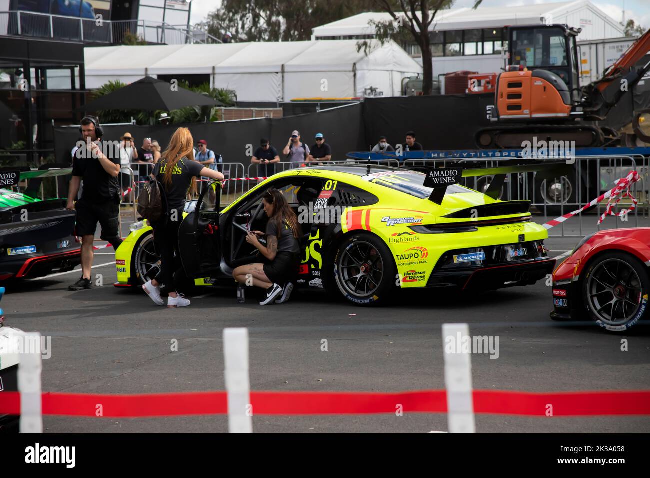 Die Porsches stehen für den Carrera Cup unten im Albert Park, Melbourne, Australien Stockfoto