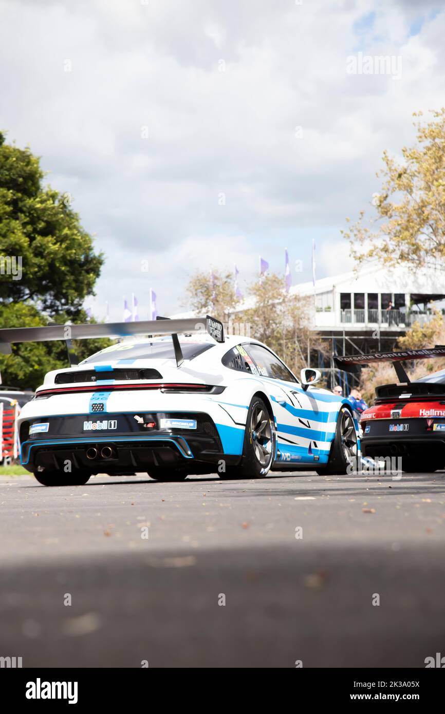 Die Porsches stehen für den Carrera Cup unten im Albert Park, Melbourne, Australien Stockfoto