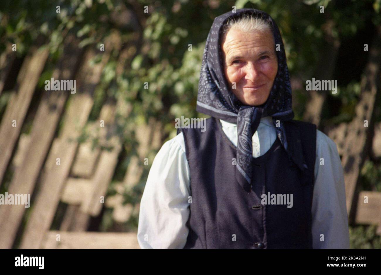 Poșaga, Kreis Alba, Rumänien, ca. 1999. Ältere Frau in traditioneller schwarz-weißer Kleidung. Stockfoto