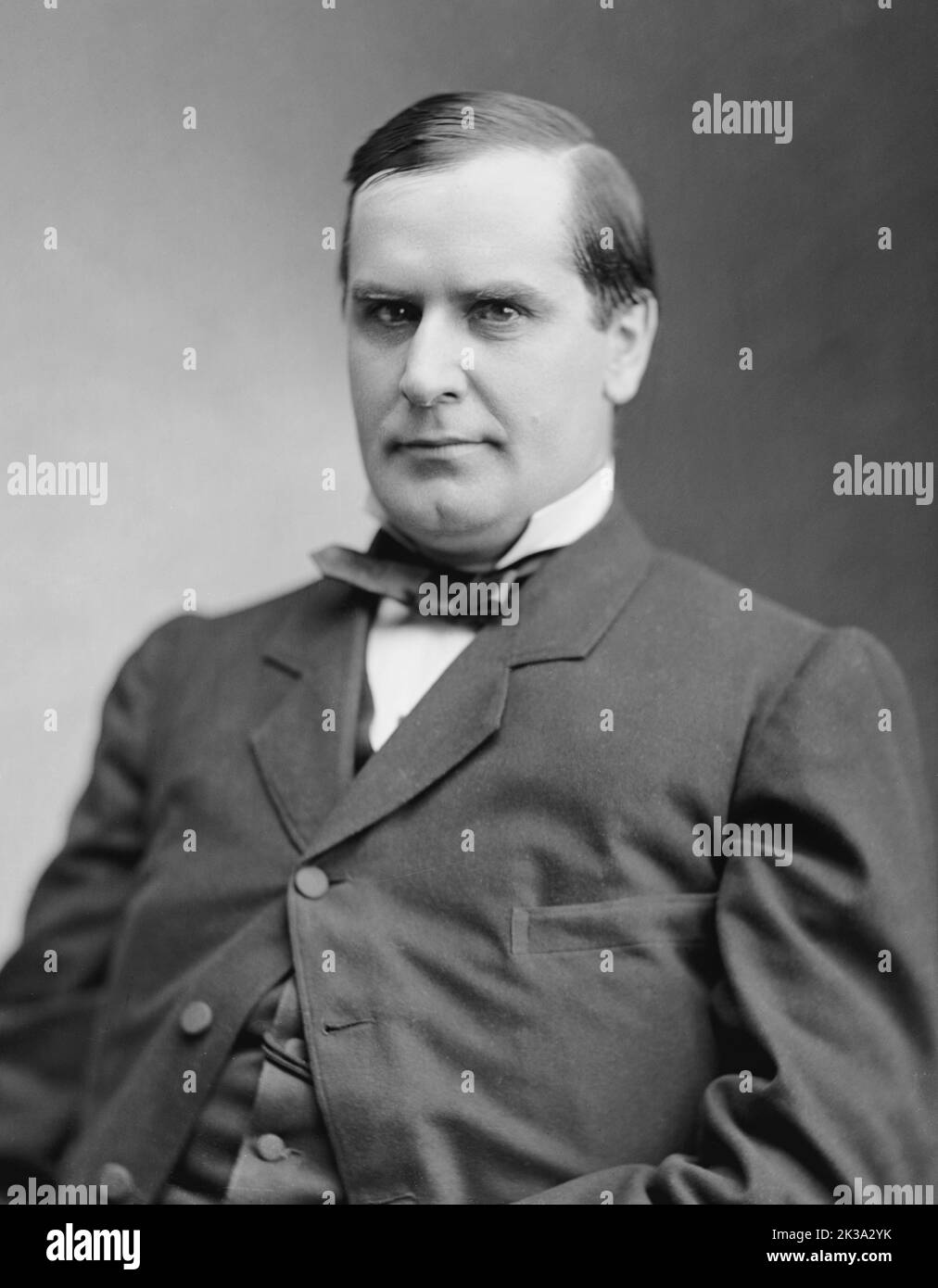 Ein Porträt des US-Präsidenten William McKinley. McKinley war 25. der Präsident der USA und der dritte von vier, die ermordet wurden. Er wurde am 6.. September 1901 von Leon Czolgosz angeschossen. Wie James Garfield erholte sich McKinley kurz von den Wunden, um einige Zeit später an einer Sepsis zu sterben. In diesem Stich wird er als Präsidentschaftskandidat gesehen. Stockfoto