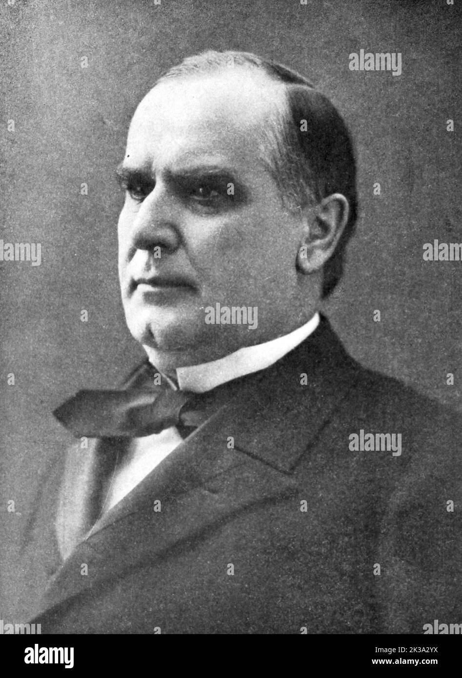 Ein Porträt des US-Präsidenten William McKinley. McKinley war 25. der Präsident der USA und der dritte von vier, die ermordet wurden. Er wurde am 6.. September 1901 von Leon Czolgosz angeschossen. Wie James Garfield erholte sich McKinley kurz von den Wunden, um einige Zeit später an einer Sepsis zu sterben. In diesem Stich wird er als Präsidentschaftskandidat gesehen. Stockfoto