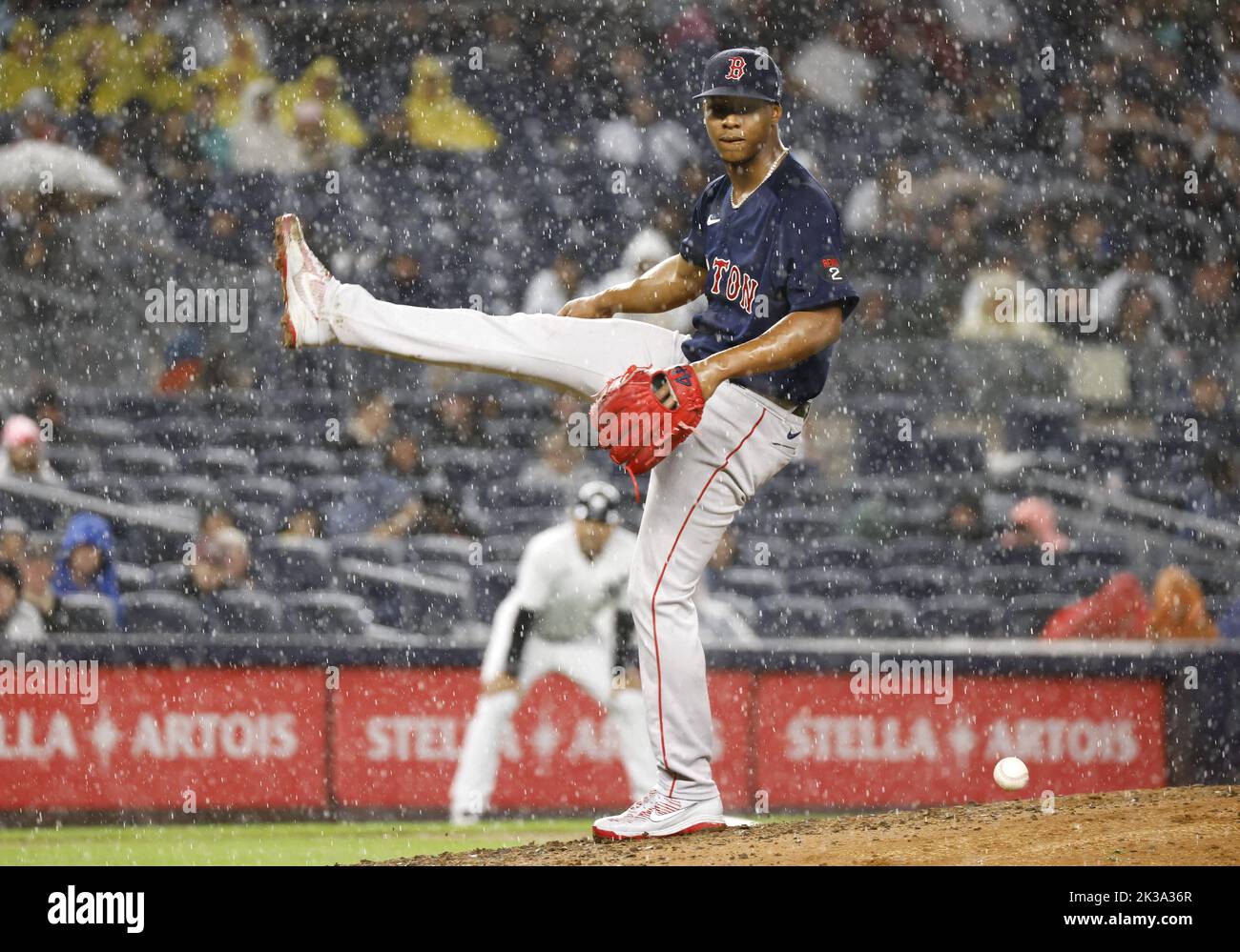 Bronx, Usa. 25. September 2022. Regen fällt, als der Boston Red Sox Startkannen Brayan Bello nach einer Auszeit reagiert, als er am Sonntag, den 25. September 2022, im Inning von 6. gegen die New York Yankees im Yankee Stadium in New York City beginnt, ein Spielfeld zu liefern. Foto von John Angelillo/UPI Credit: UPI/Alamy Live News Stockfoto