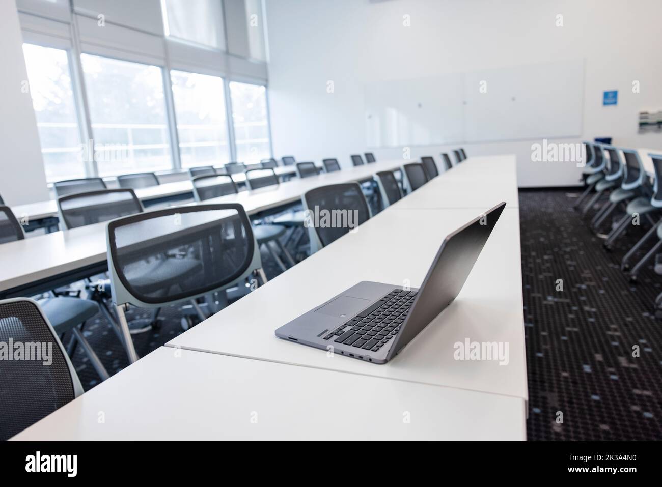 Laptop auf dem Tisch in leerem Klassenzimmer Stockfoto