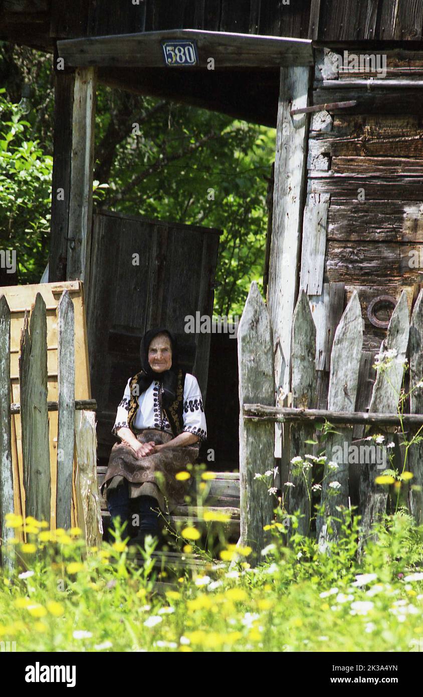 Porträt einer älteren Frau in traditioneller Tracht im Kreis Alba, Rumänien Stockfoto