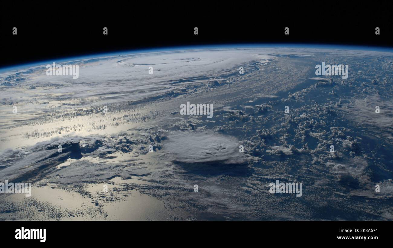 ATLANTISCHER OZEAN, ERDE - 04. September 2022 - der Orkans Danielle wird in der Nähe des Erdhorizonts von der Internationalen Raumstation in der Umlaufbahn abgebildet Stockfoto