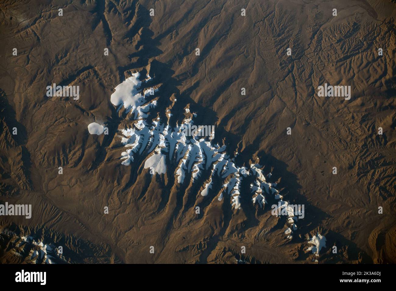 ISS - 05. September 2022 - Ein Teil des Tanggula-Gebirges in der Nähe des Hala-Sees in Westchina ist von der Internationalen Raumstation ISS aus abgebildet Stockfoto