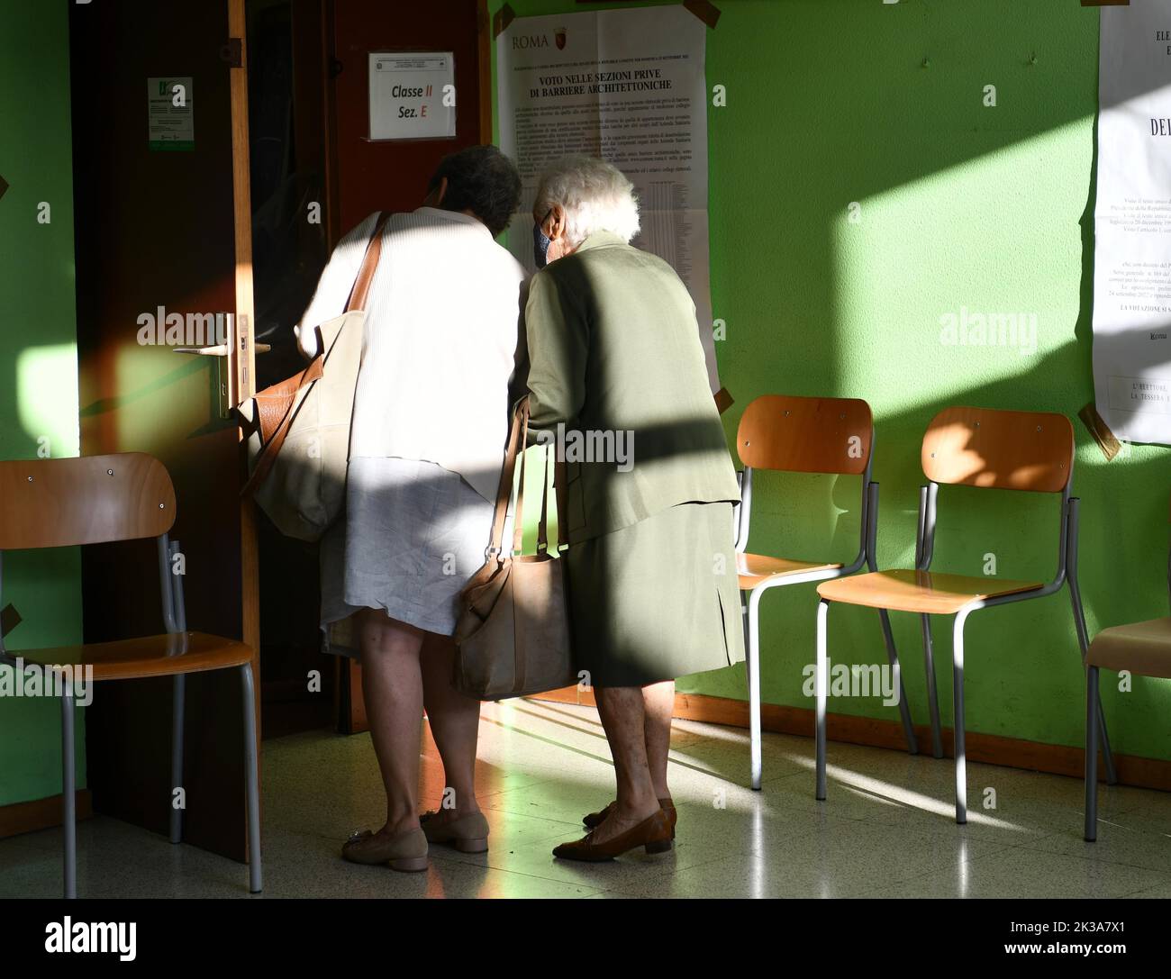 rom-italien-25-september-2022-die-einwohner-warten-auf-die