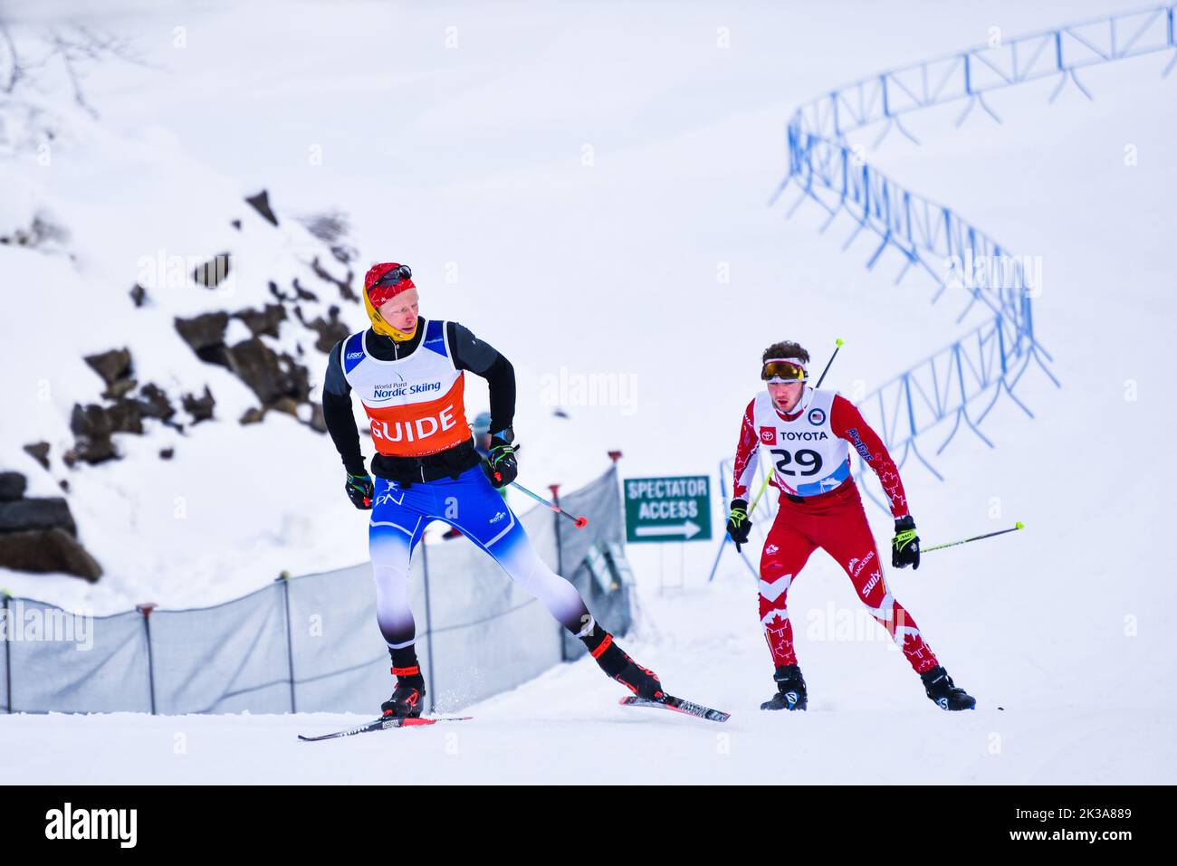 Der Guide leitet den kanadischen Jesse Bachinsky, 2019 U.S. Paralympic National Cross Country Ski Championships, Craftsbury Outdoor Center, VT, USA. Stockfoto