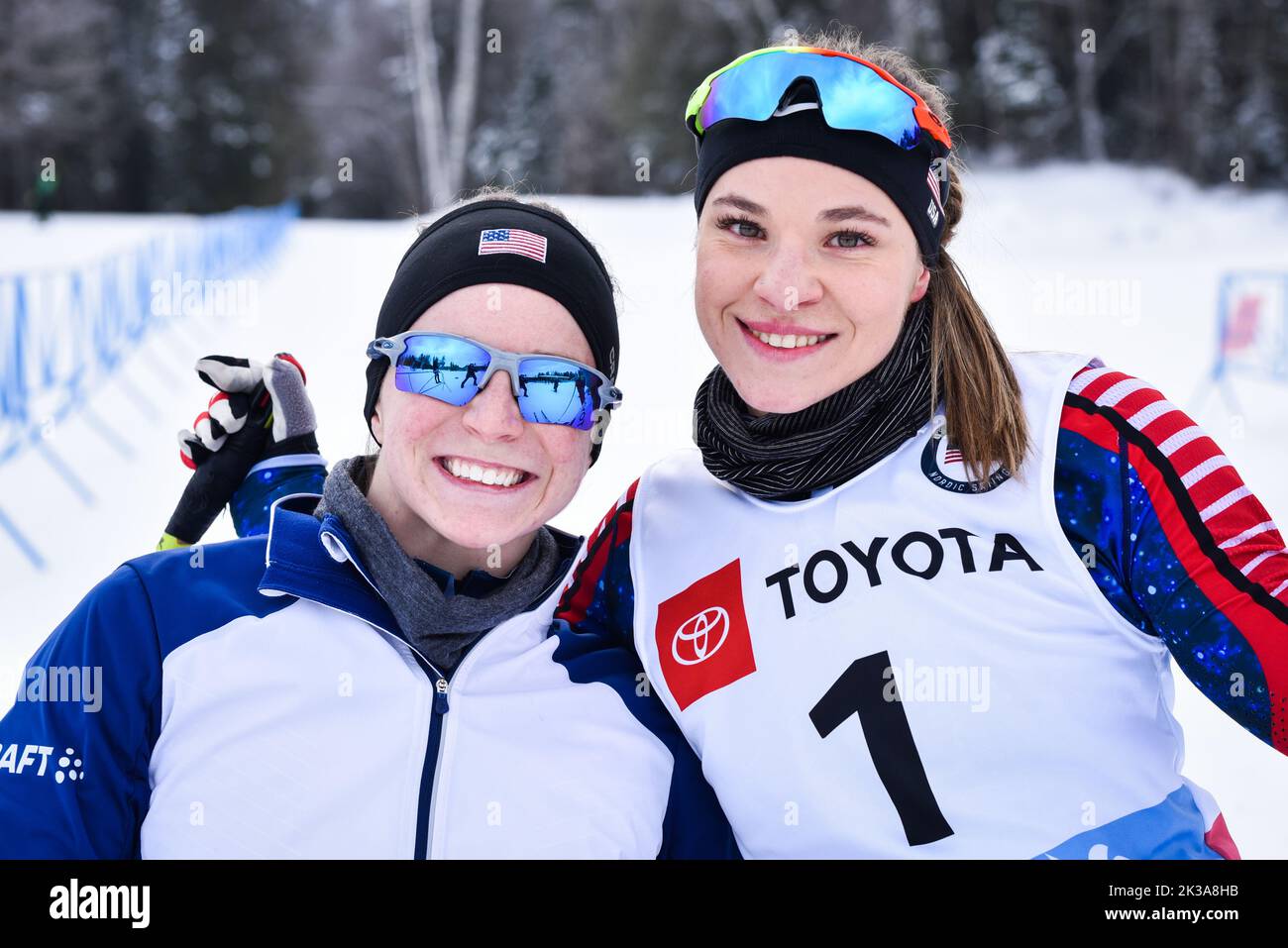 Die Athleten Kendall Gretsch, links, und Oksana Masters, 2019 U.S. Paralympic National Cross Country Ski Championships, Craftsbury Outdoor Center, VT, USA. Stockfoto