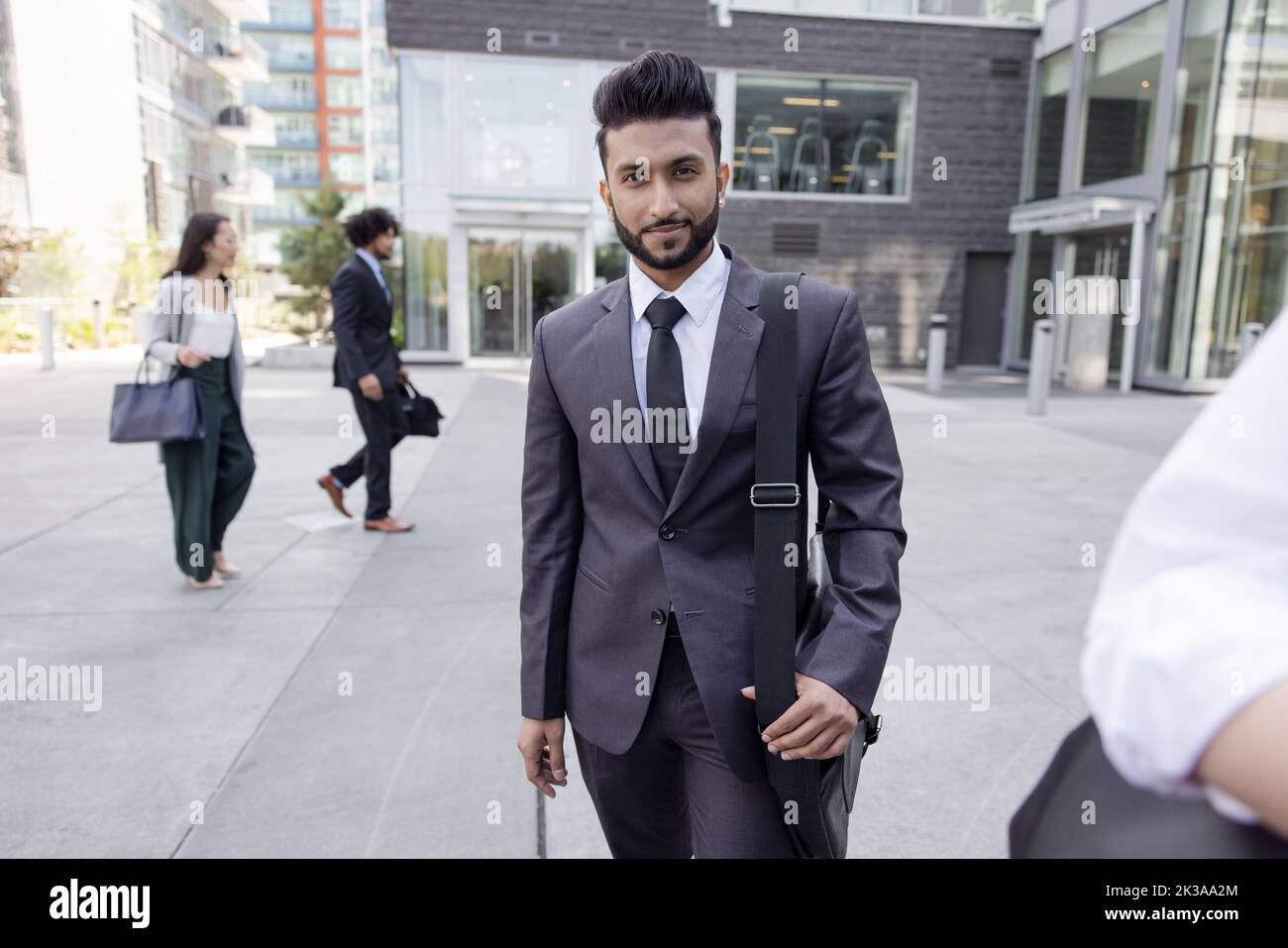 Porträt eines südasiatischen Geschäftsmannes vor dem Büro Stockfoto