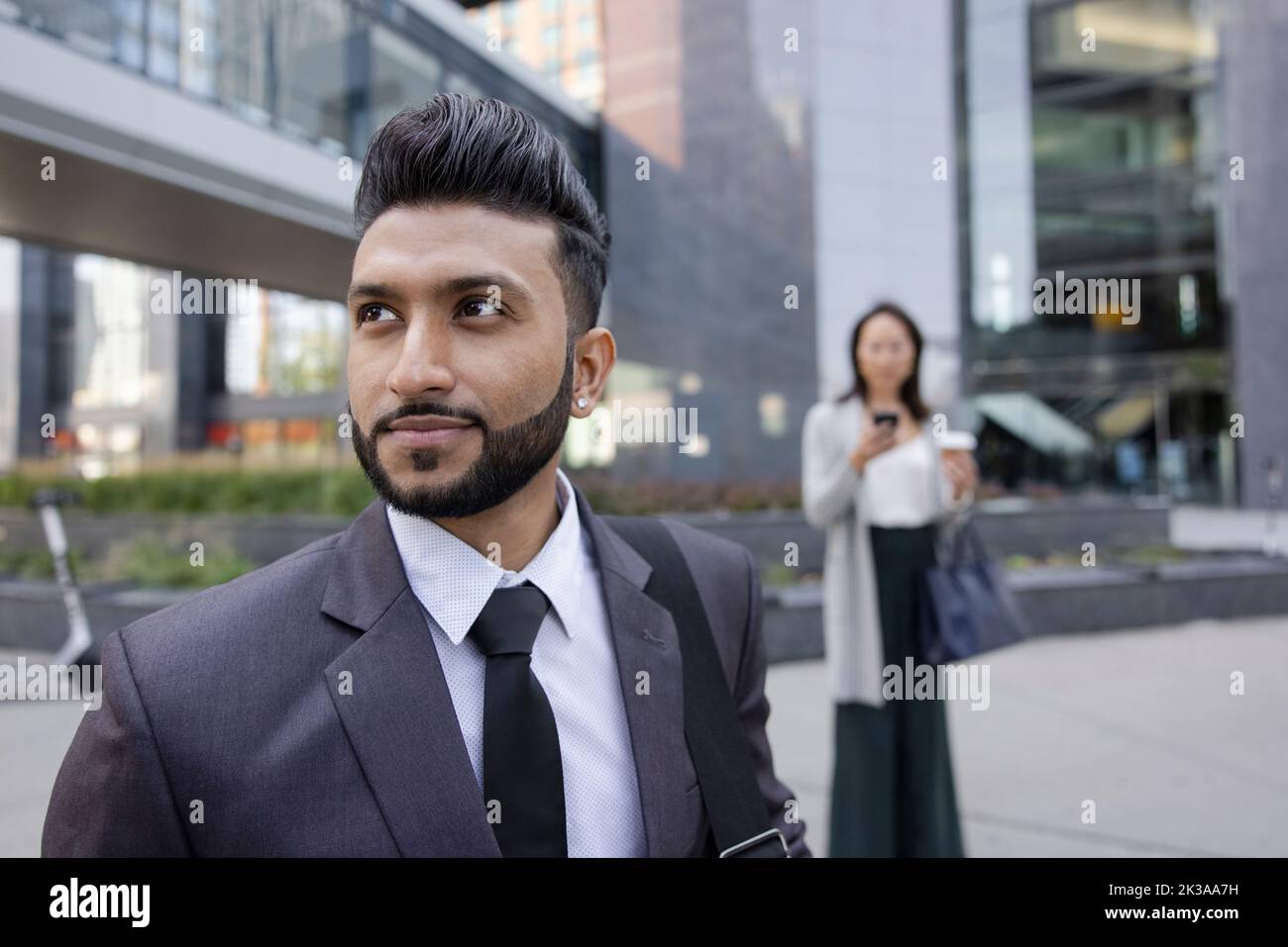 Porträt eines südasiatischen Geschäftsmannes vor dem Büro Stockfoto