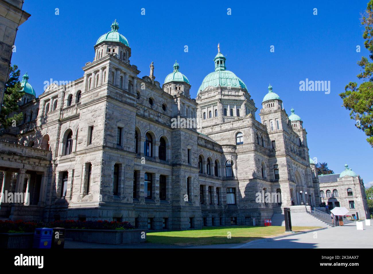 Eine Seitenansicht der Parlamentsgebäude von British Columbia in Victoria, British Columbia, Kanada vom Menzies Street End Stockfoto