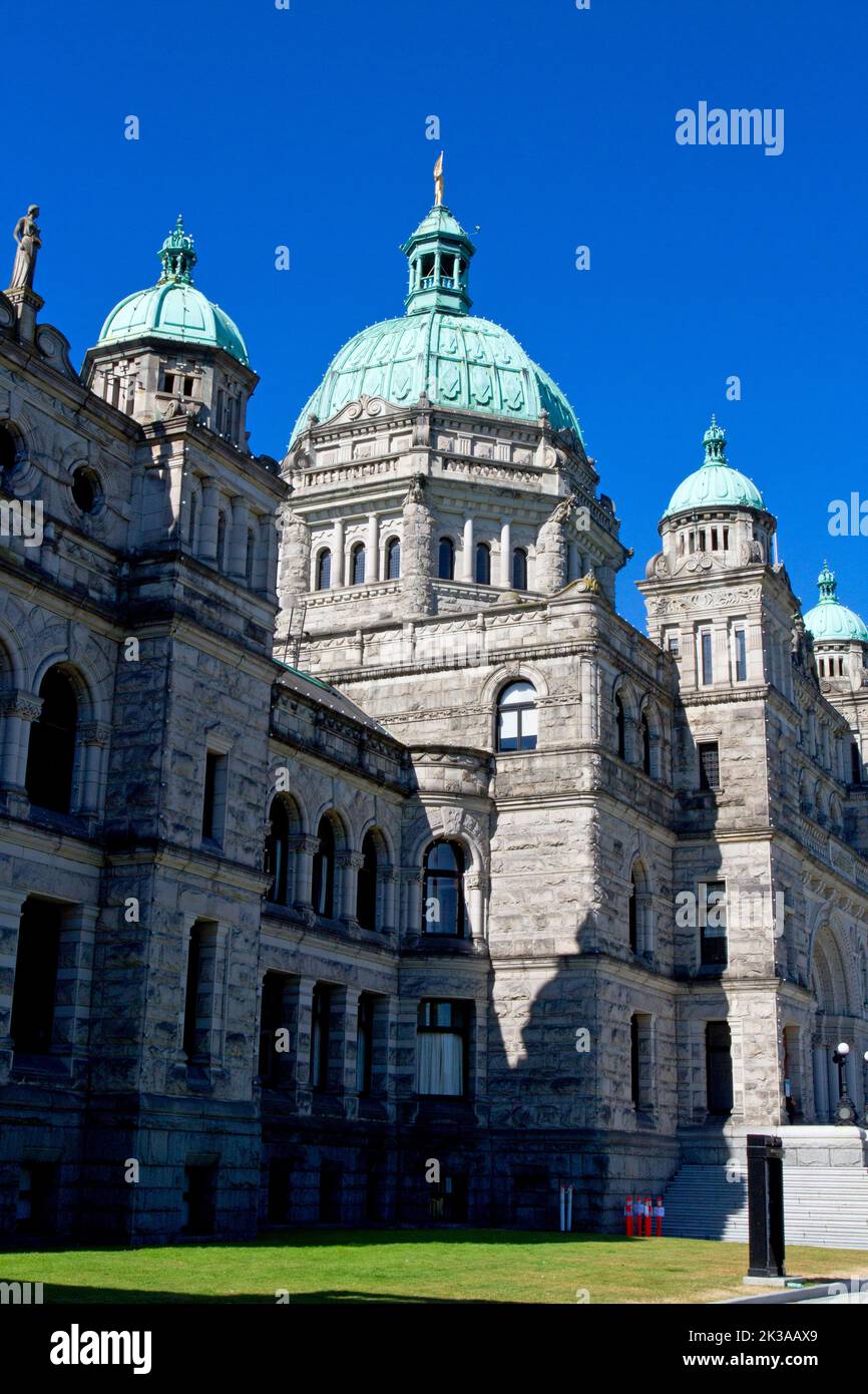 Eine Seitenansicht der Parlamentsgebäude von British Columbia in Victoria, British Columbia, Kanada vom Menzies Street End Stockfoto