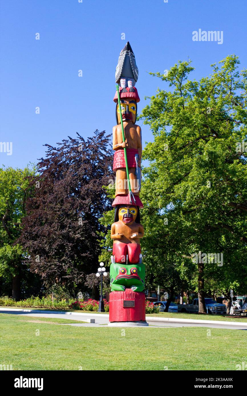 Der Knowledge Totem Pole, geschnitzt von Cicero August, außerhalb der Parlamentsgebäude von British Columbia in Victoria, British Columbia, Kanada Stockfoto