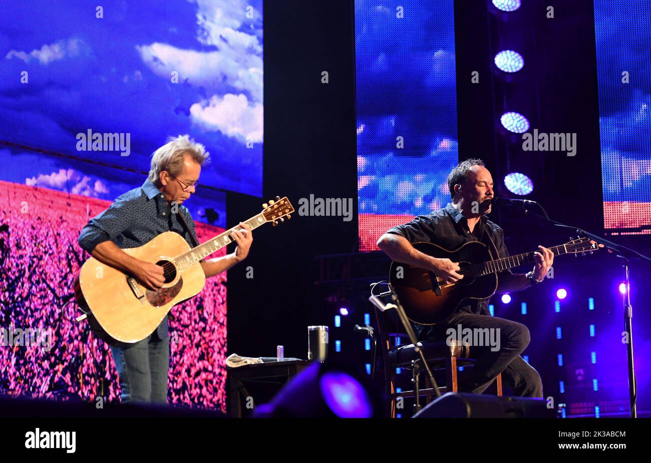 24. September 2022, Raleigh, North Carolina, USA: DAVE MATTHEWS und Tim REYNOLDS unterhalten am 24. September 2022 im Coastal Credit Union Music Park in Raleigh, North Carolina, die Leute von Farm Aid 2022..Photo Â©Jeff Moore (Kreditbild: © Jeff Moore/ZUMA Press Wire) Stockfoto