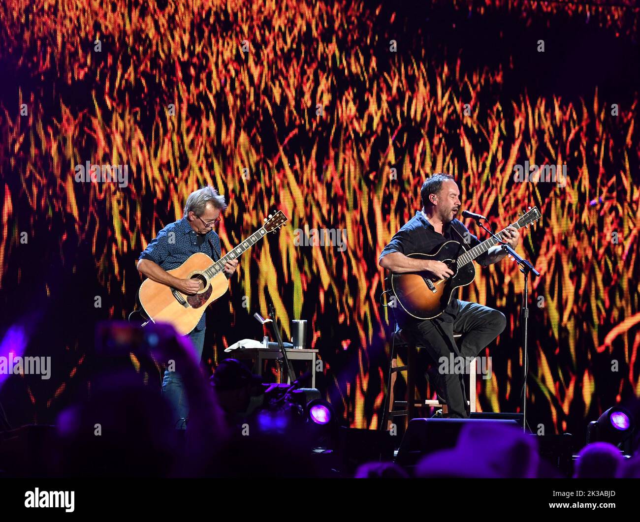 24. September 2022, Raleigh, North Carolina, USA: DAVE MATTHEWS und Tim REYNOLDS unterhalten am 24. September 2022 im Coastal Credit Union Music Park in Raleigh, North Carolina, die Leute von Farm Aid 2022..Photo Â©Jeff Moore (Kreditbild: © Jeff Moore/ZUMA Press Wire) Stockfoto