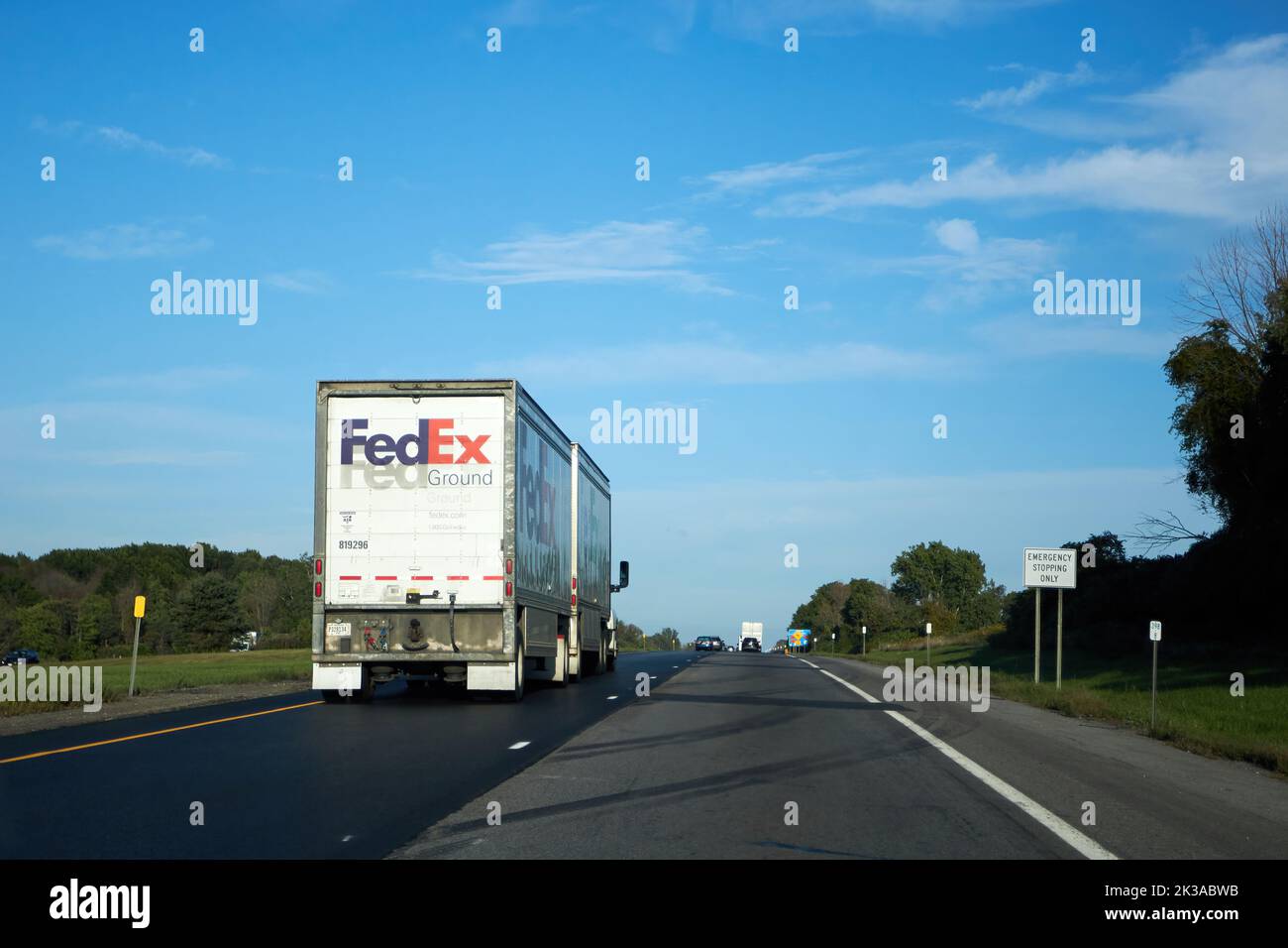 Genesee County, New York, USA - 21. September 2022: Ein FedEx Boden-Sattelschlepper fährt entlang des New York Thruway Abschnitts der Interstate 90. Stockfoto