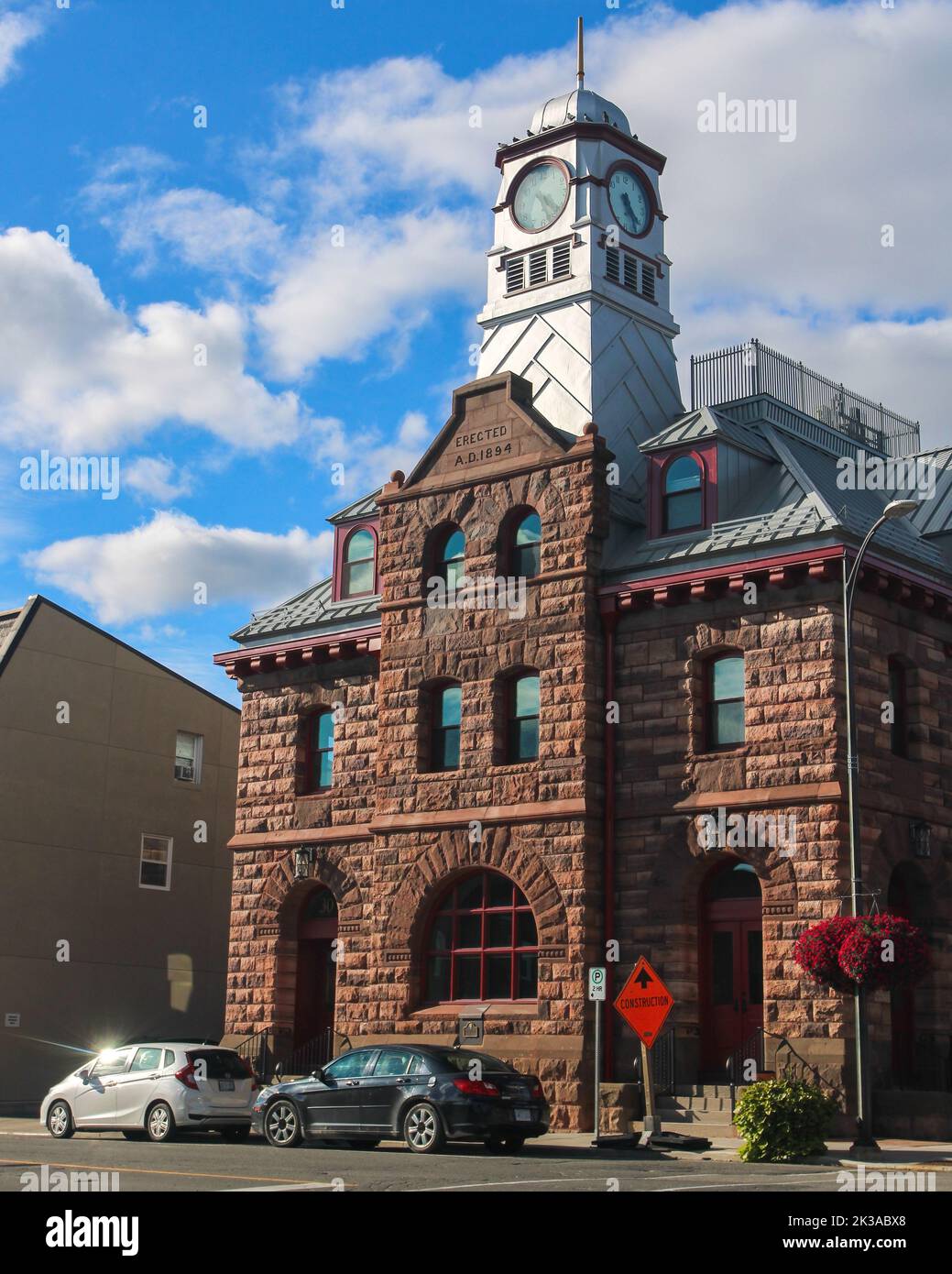 Smiths Falls, Ontario, Kanada - 16. September 2022: Das 1894 erbaute Postamt von Thomas Fuller beherbergt die Cocktailbar Post Office. Stockfoto