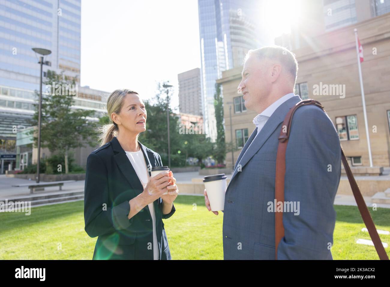 Business Executives treffen sich auf dem City plaza Stockfoto