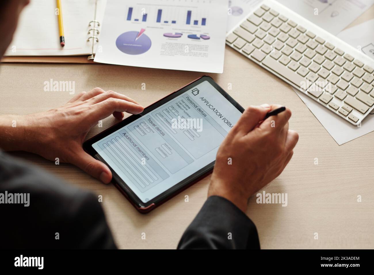 Hände des Unternehmers füllen Antragsformular auf Tablet-Computer Stockfoto