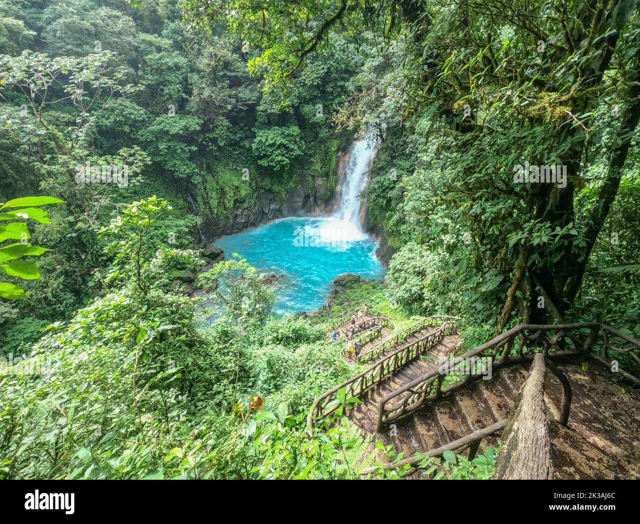 Türkisfarbener Wasserfall Rio Celeste, Nationalpark Vulkan Tenorio, Guanacaste, Costa Rica Stockfoto