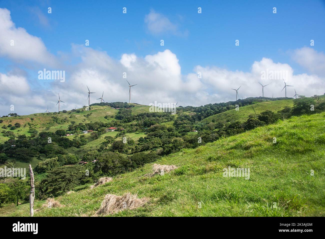 Windmühlen und grüne Landschaft, Tejona Windfarm, Tilaran, Arenalsee, Costa Rica Stockfoto