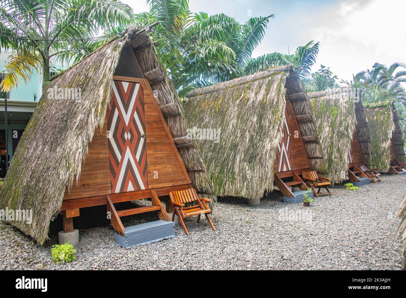 In einem Dschungel-Hostel, La Fortuna, Costa Rica, gibt es Tipis Stockfoto