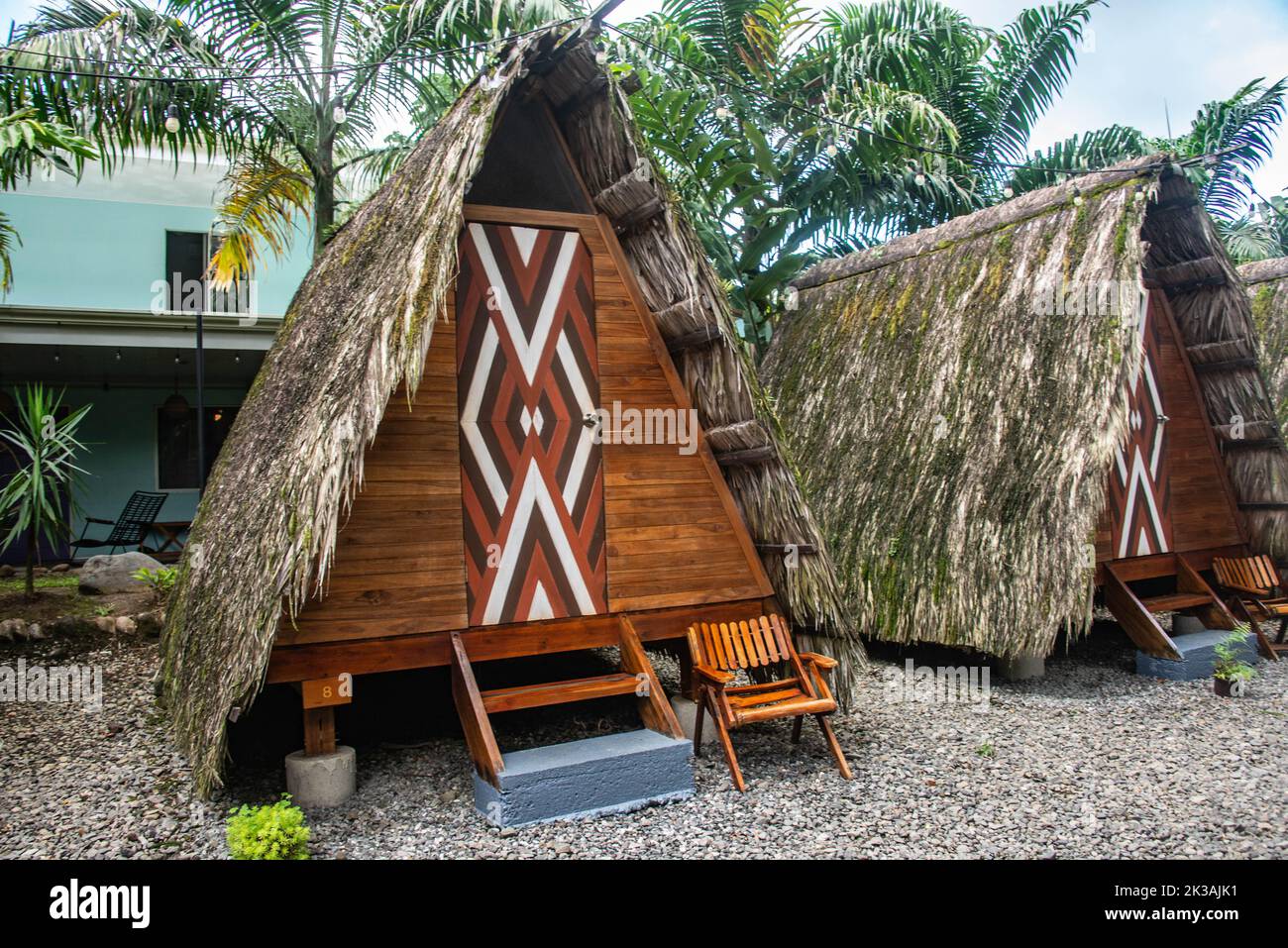In einem Dschungel-Hostel, La Fortuna, Costa Rica, gibt es Tipis Stockfoto
