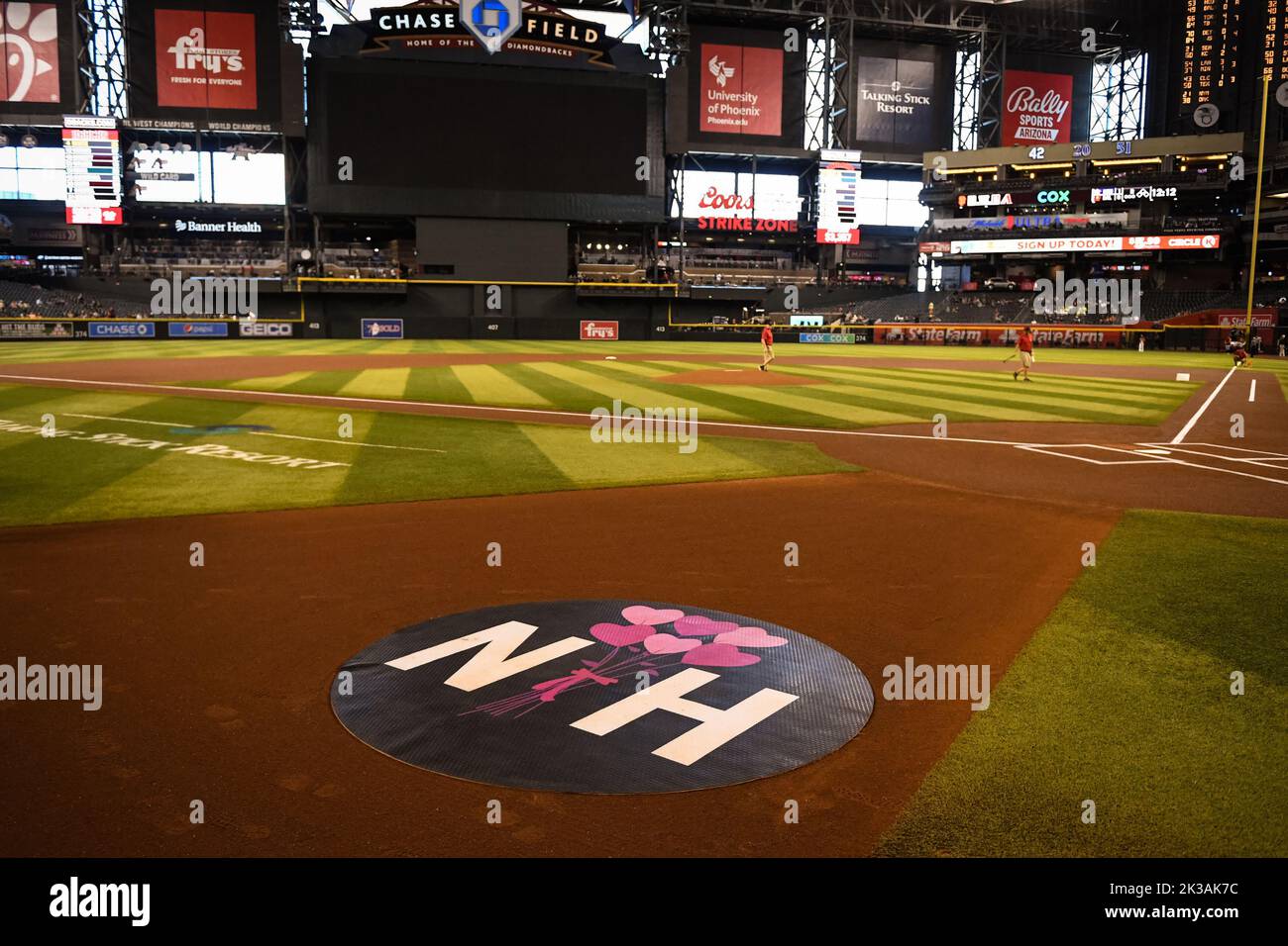 Arizona Diamondbacks ehrt Nicole Hazen, Ehefrau von Diamondbacks General Manager, mit einem speziell gestalteten Kreis an Deck während eines MLB-Baseballspiels A Stockfoto
