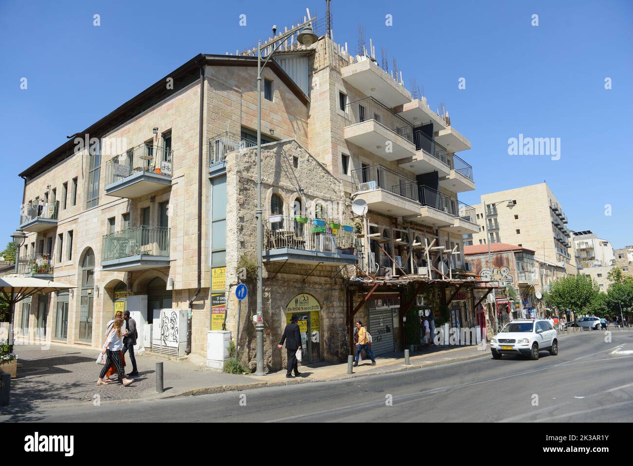 Alte Gebäude ersetzt durch neue Gebäude im Zentrum von Jerusalem, Israel. Stockfoto