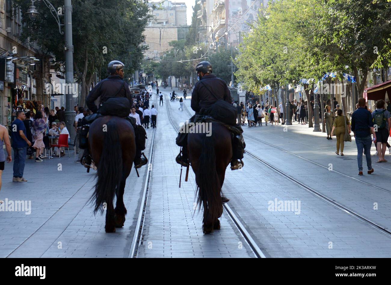 Pferde bestiegen israelische Sicherheitskräfte patrouillieren die Jaffa Straße im Stadtzentrum von Jerusalem, Israel. Stockfoto