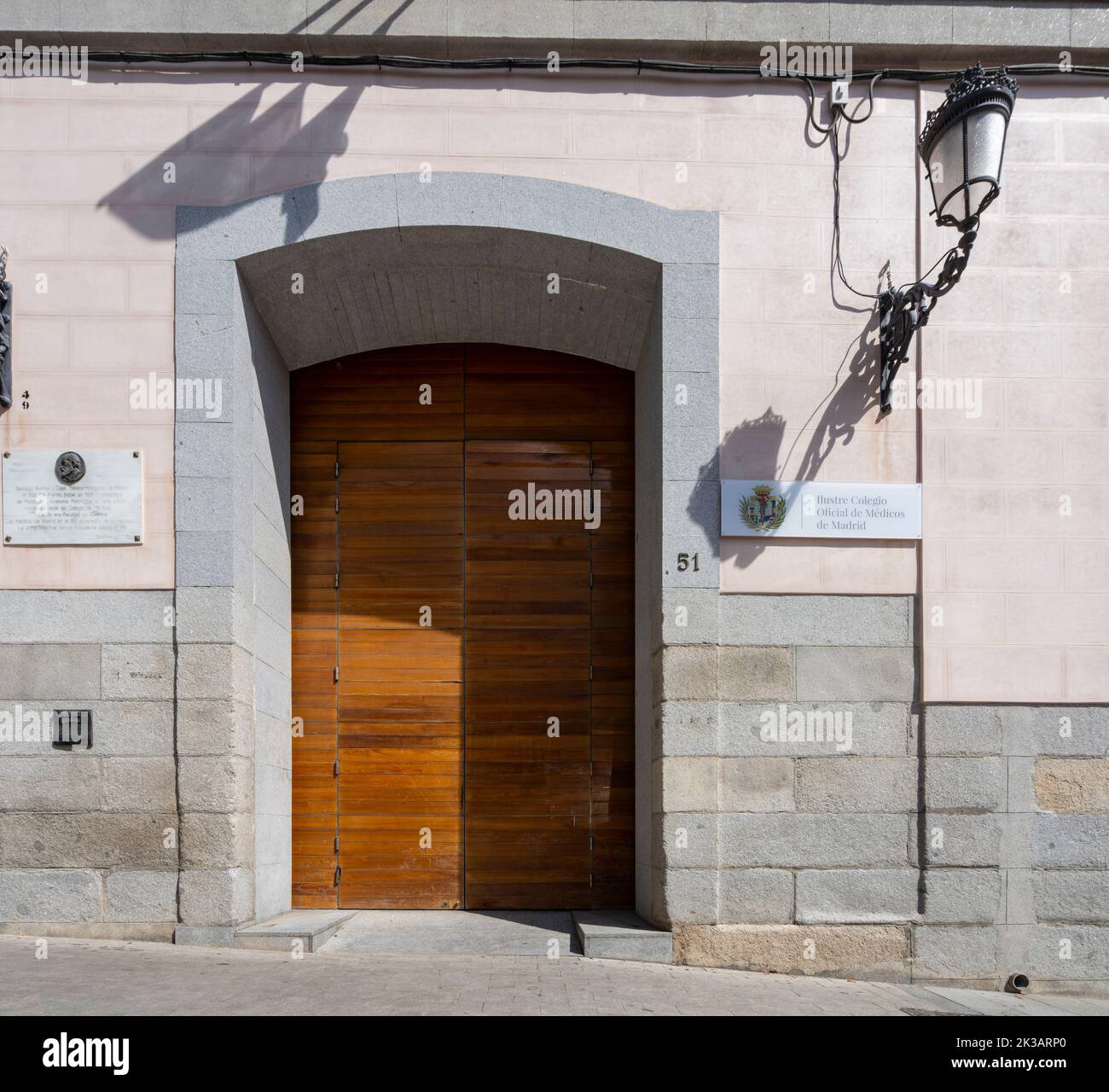 Madrid, Spanien, 2022. September. Der Eingang des berühmten Amtlichen Medizinischen Kollegs im Stadtzentrum Stockfoto