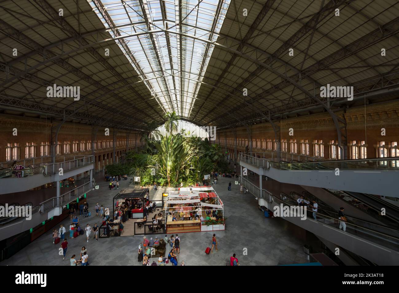 Madrid, Spanien, September 2022. Panoramablick auf den tropischen Garten im Inneren des Atocha-Bahnhofs im Stadtzentrum Stockfoto