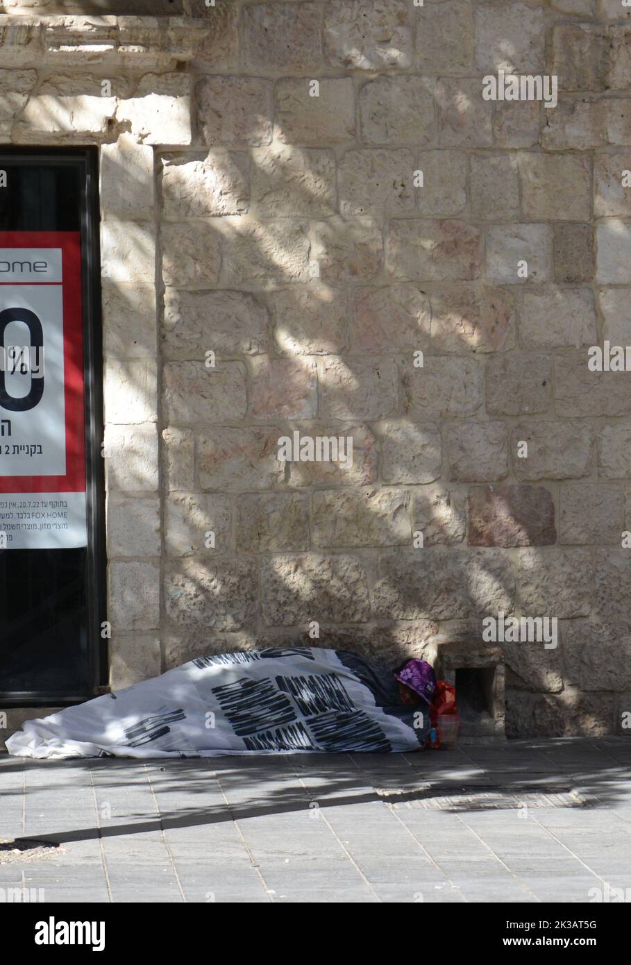 Ein Obdachloser auf der Jaffa Street im Zentrum von Jerusalem, Israel. Stockfoto