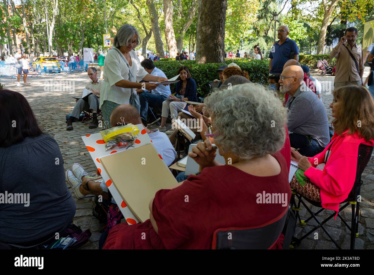 Madrid, Spanien, 2022. September. Ein Amateur-Zeichnungskurs im Freien in den Gärten entlang des Paseo del Prado im Stadtzentrum Stockfoto