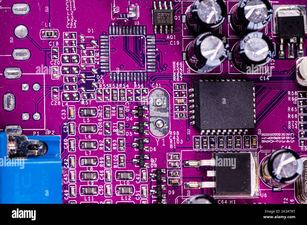 Makro-Nahaufnahme des Mikrochips auf roter Leiterplatte, Computer-Motherboard mit Komponenten Stockfoto