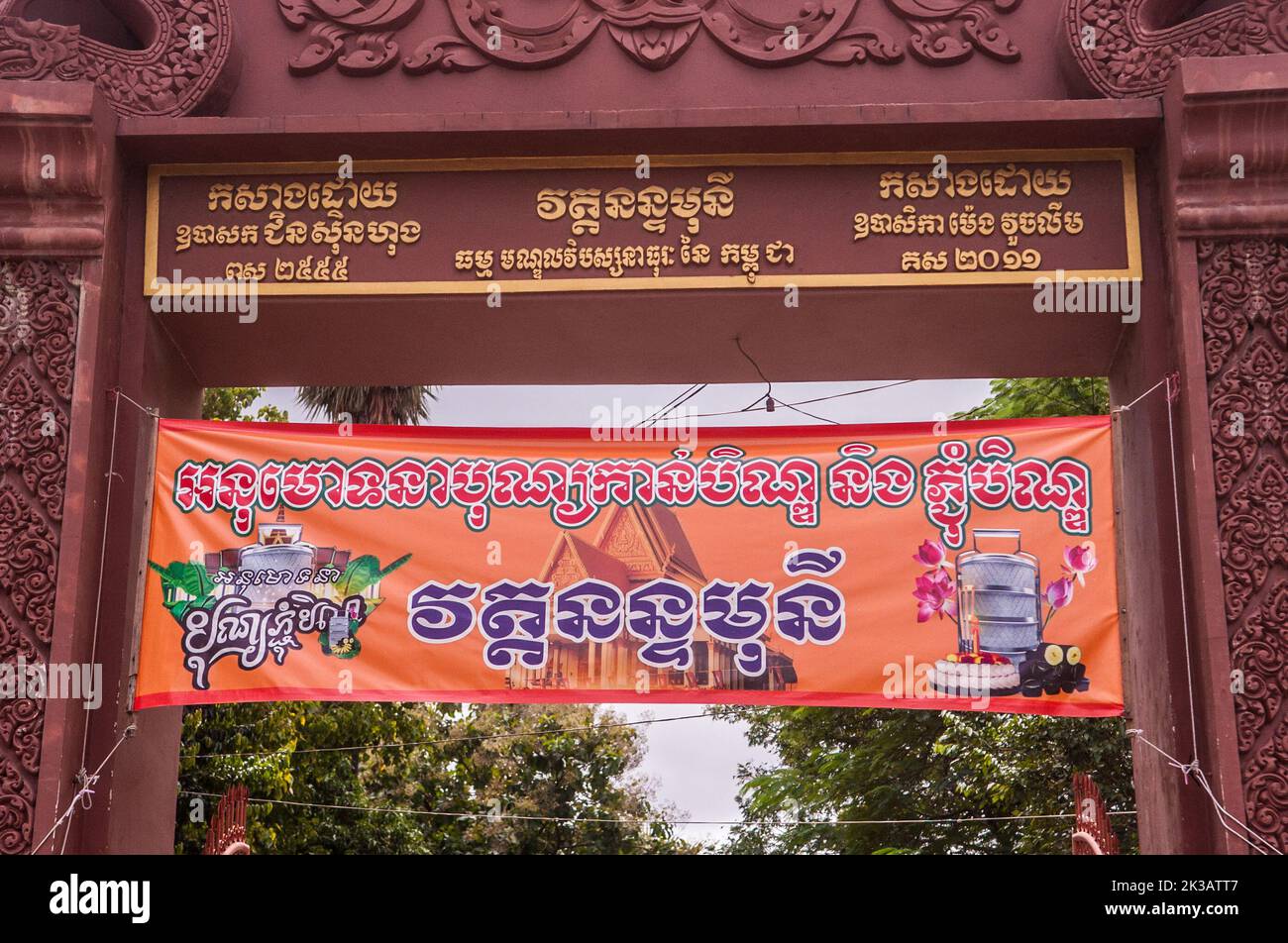 Pchum Ben Festival-Zeichen in Khmer-Schrift geschrieben. Nonmony Pagode, Stueng Meanchey, Phnom Penh, Kambodscha. 26.. September 2022. © Kraig Lieb Stockfoto