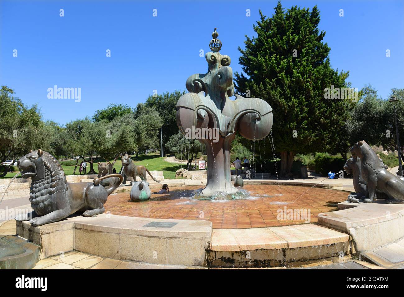 Ein Mädchen schwimmt im Wasser des Löwenbrunnens in Jerusalem, Israel. Stockfoto