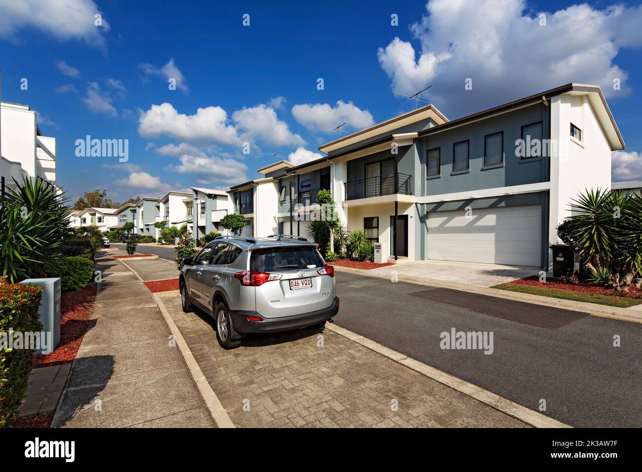 Brisbane Australien / Ein Toyota RAV 4 parkte vor den Modern Apartments im Vorort Carindale. Stockfoto