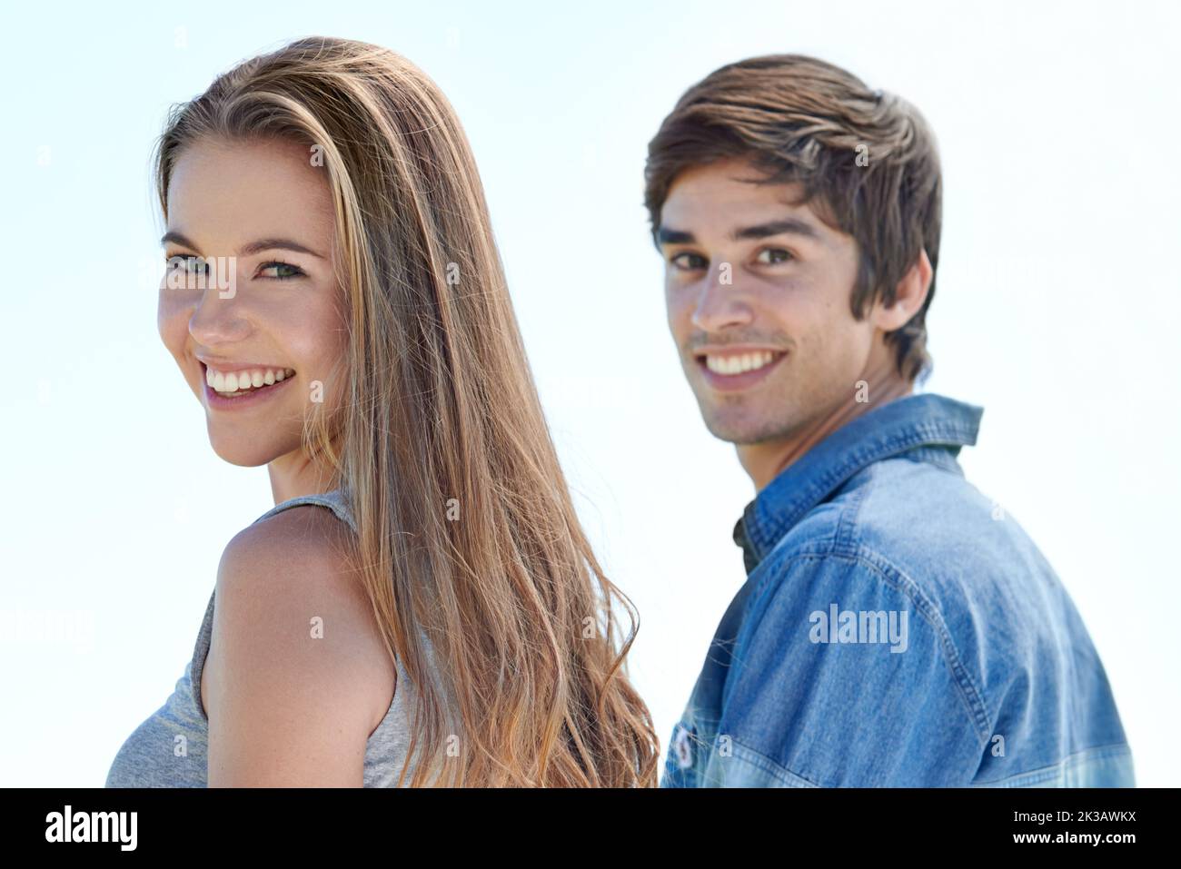 Ahhhhh, junge Liebe. Ein junges Paar genießt einen schönen Tag zusammen in der Natur. Stockfoto