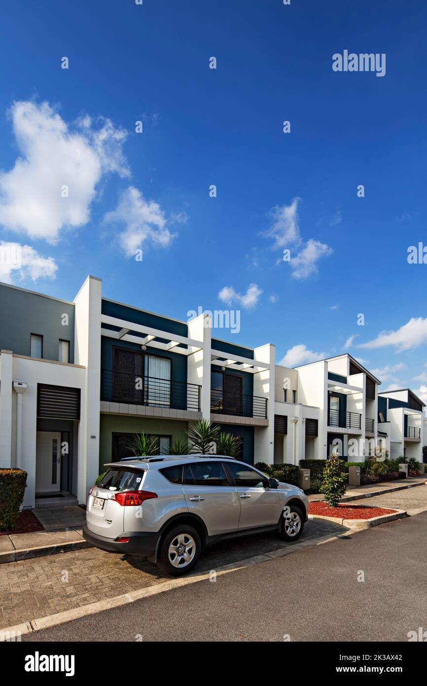Brisbane Australien / Ein Toyota RAV 4 parkte vor den Modern Apartments im Vorort Carindale. Stockfoto