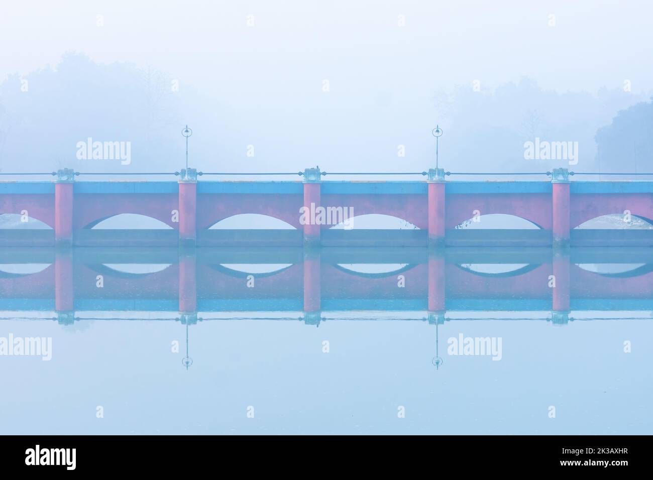 Die Brücke am Bifurkationspunkt in der Nähe des Pilibhit Tiger Reservats im Volksmund als Laal-pul bekannt Stockfoto