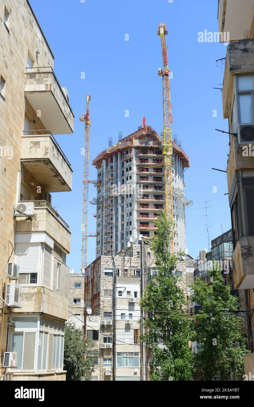 Jerusalem, Sommer 2022. Wechselnde Skyline des Stadtzentrums. Moderne Hochhäuser ersetzen alte Gebäude. Stockfoto