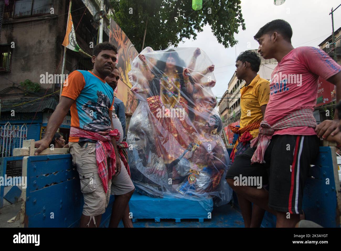 Durga Idol in Kunststoff als Vorsichtsmaßnahme vor Regen bedeckt. Stockfoto