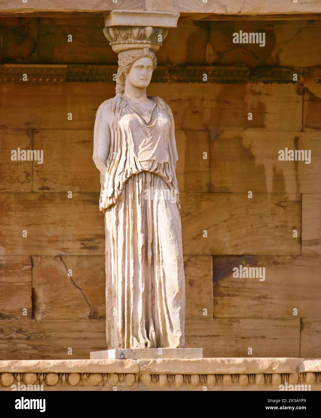 DIGITALKAMERA OLYMPUS. Eine Säule, die in die Form einer Frau in Akropolis, Griechenland, gehauen wurde. Stockfoto