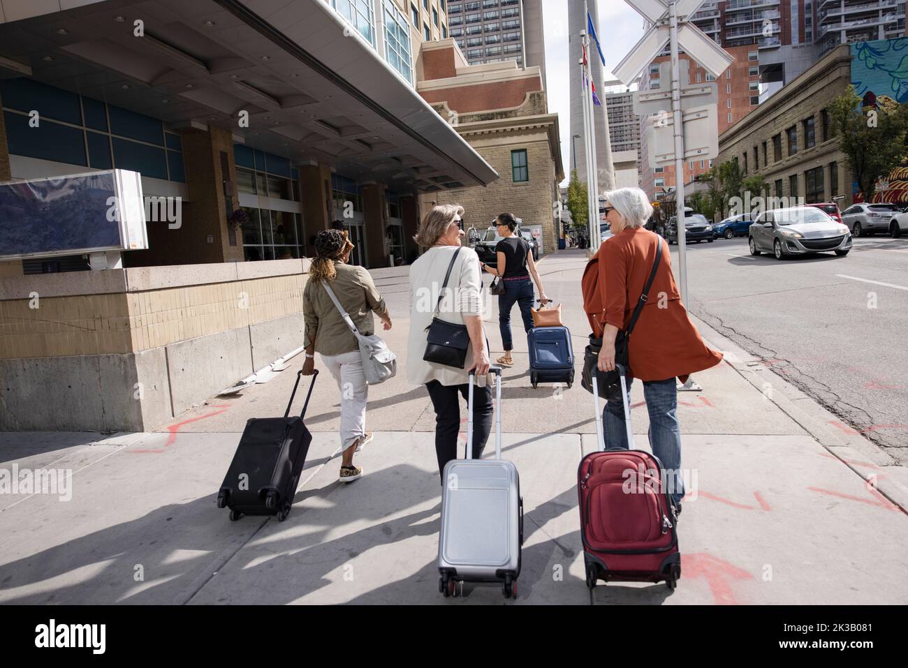 Reife Frauen befreundet sich mit Koffern auf Städtereise Stockfoto
