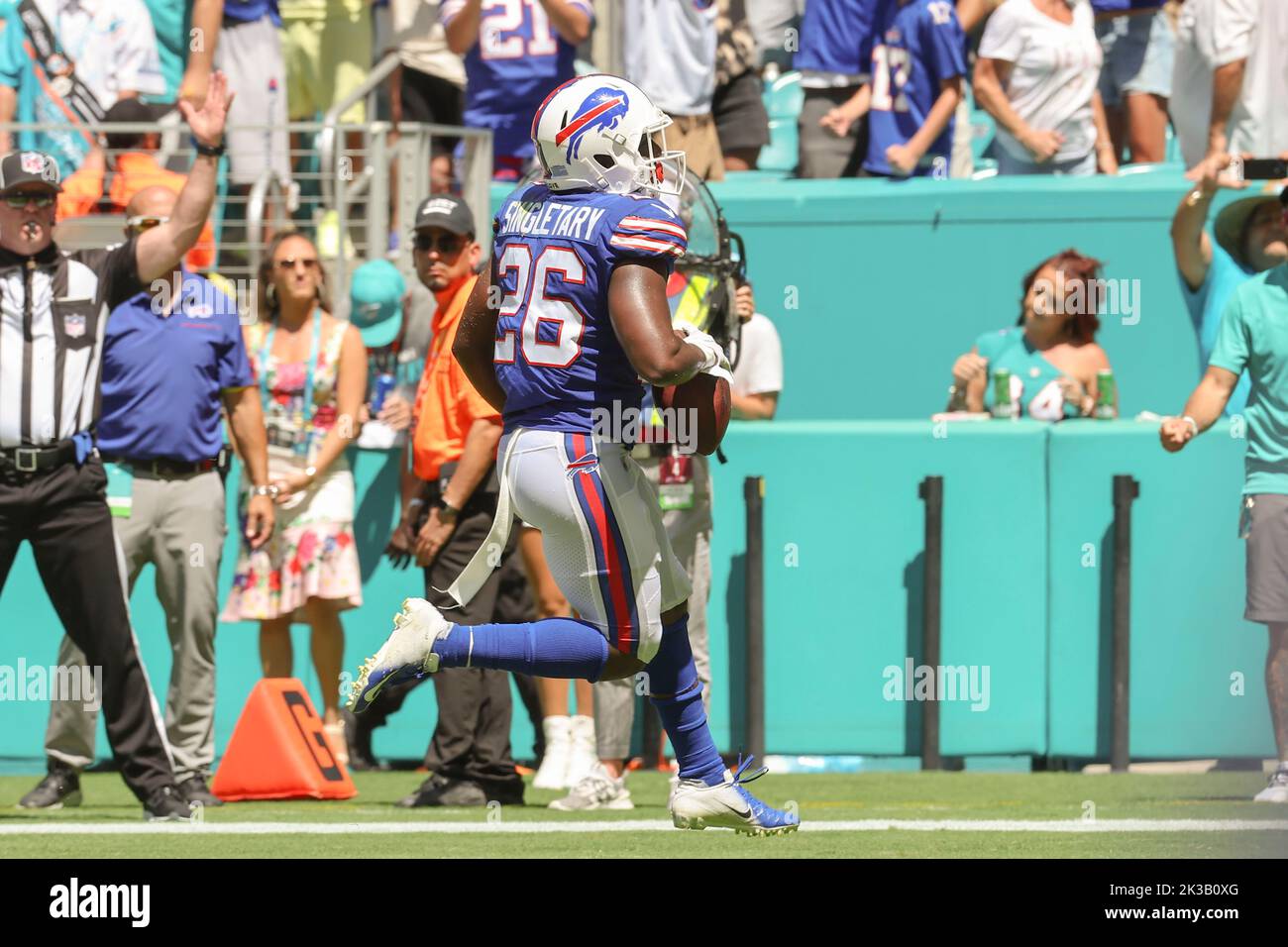 Sonntag, 25. September 2022; Miami Gardens, FL USA; Buffalo Bills läuft zurück Devin Singletary (26) erzielt den ersten Touchdown während eines NFL-Spiels aga Stockfoto