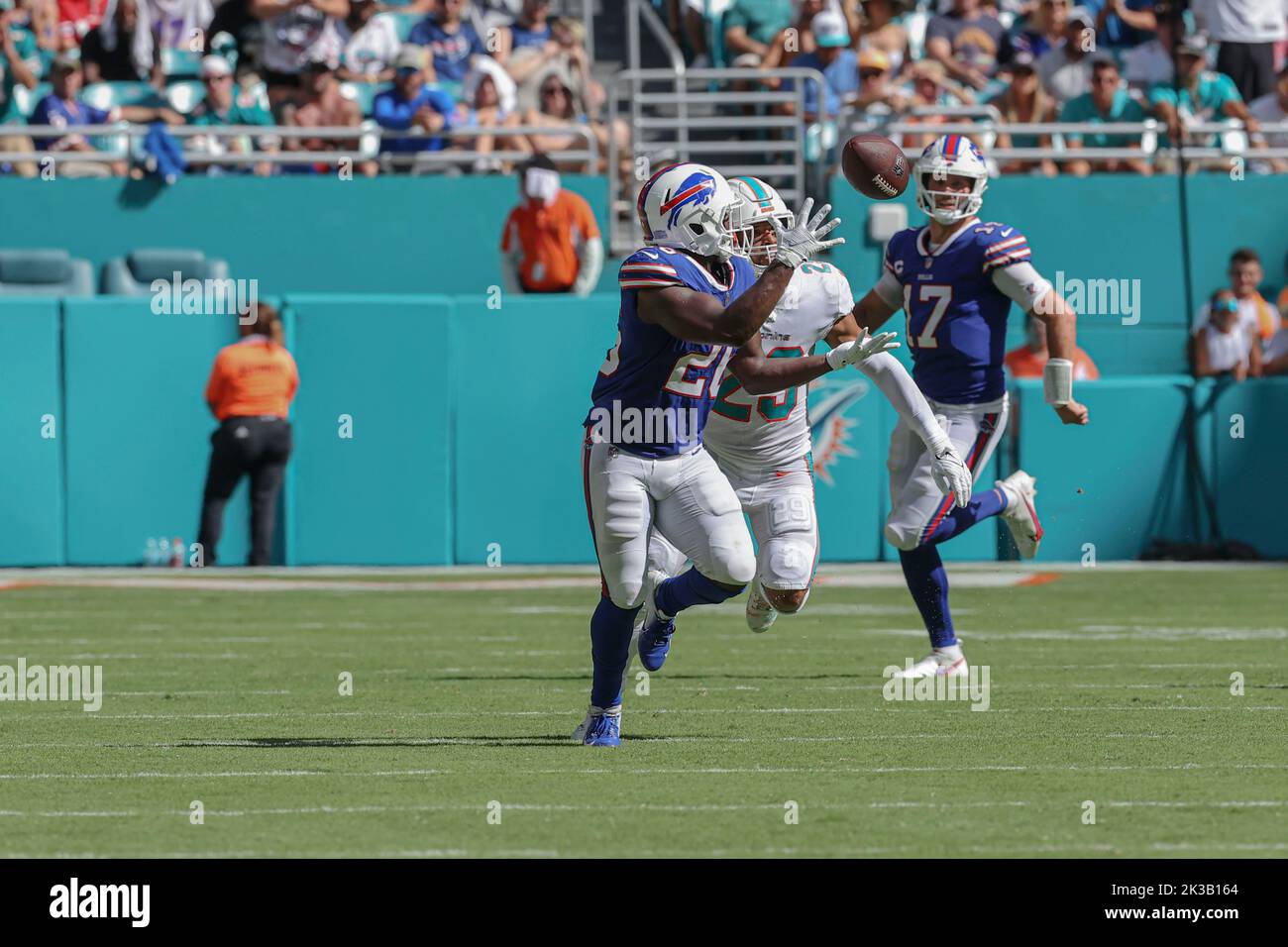 Sonntag, 25. September 2022; Miami Gardens, FL USA; Buffalo Bills läuft zurück Zack Moss (20) macht einen Empfang während eines NFL-Spiels gegen den Miami D Stockfoto